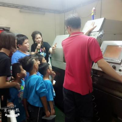 師傅講解零件製造流程